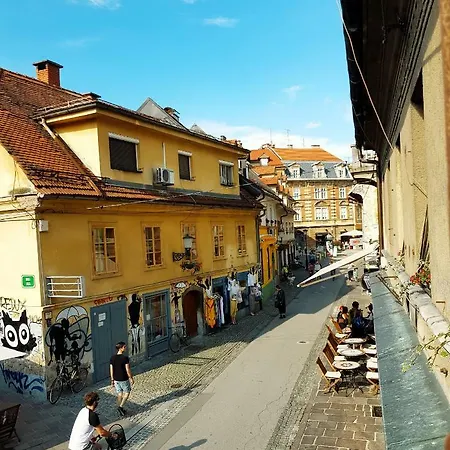 Artistic In Historical Old Town Apartmán